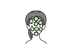 きゅうりパックする女性
